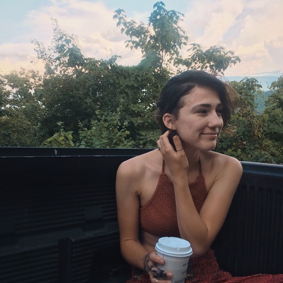 Meet your Posher, Lauren 🌞 - Picture 5 of 6